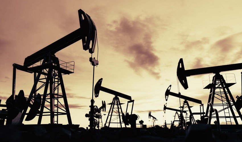 Oil falls amid sharp increase in US inventories