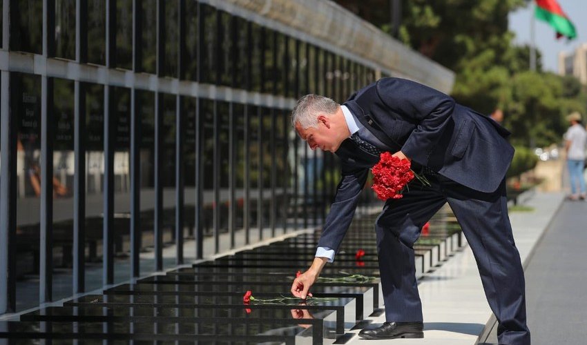 British ambassador visits Alley of Martyrs in Baku British ambassador visits Alley of Martyrs in Baku