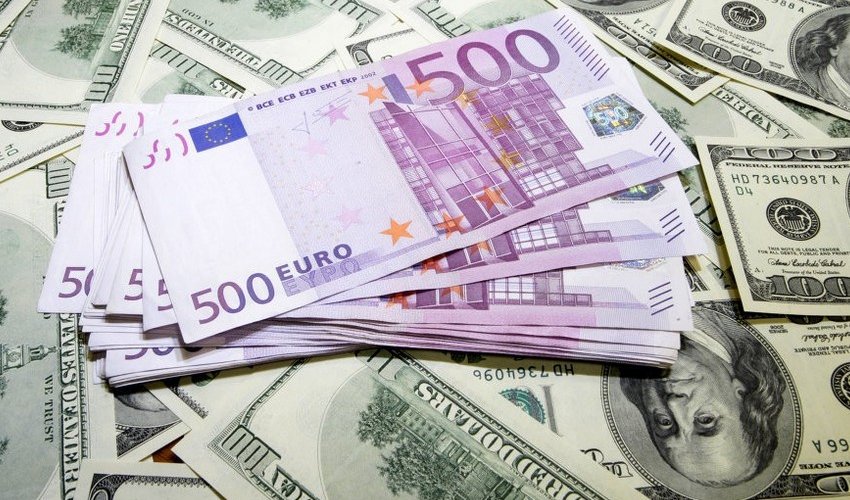 US dollar falls against euro