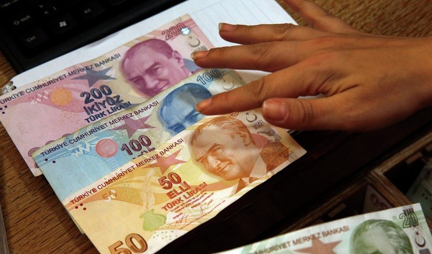 Turkish lira falls to record level again