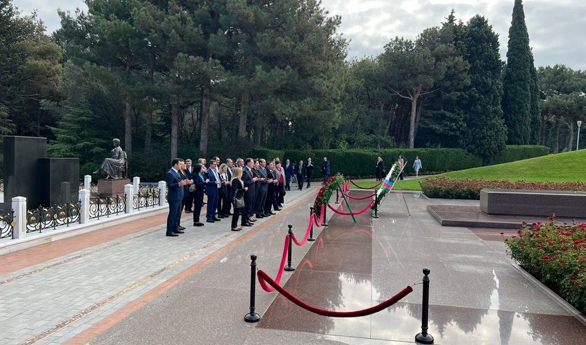 Participants of Baku International Conference visit Alleys of Honor and Martyrs