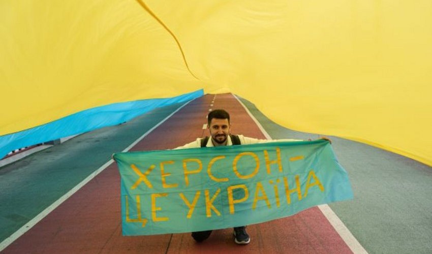 Partisans raise flag of Ukraine in Kherson Partisans raise flag of Ukraine in Kherson