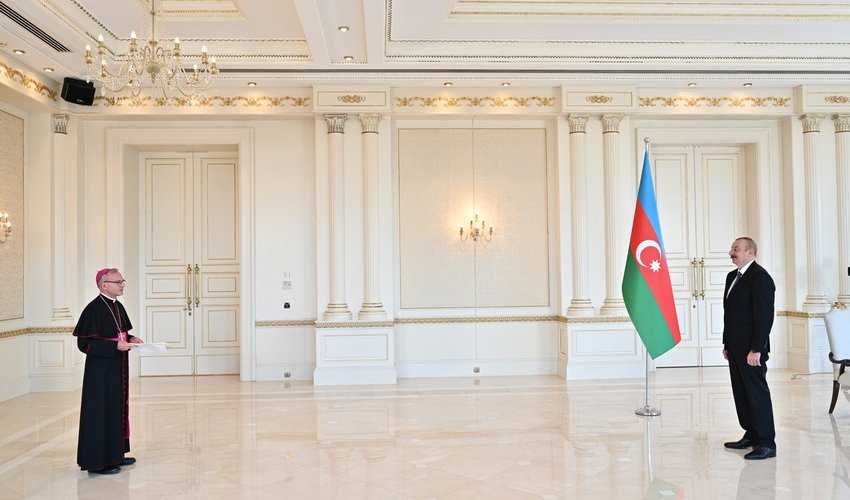 İlham Əliyev Vatikanın yeni səfirinin etimadnaməsini qəbul edib