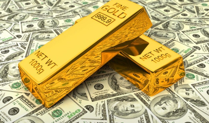 Gold falls while dollar strengthens