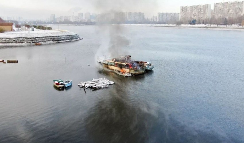 Moskva çayında gəmi yanıb Moskva çayında gəmi yanıb