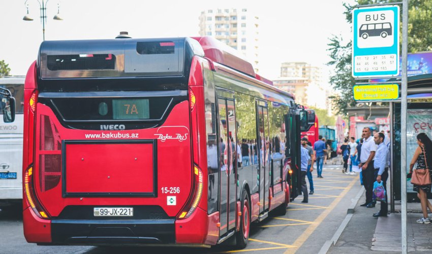 Avtobuslarda dayanacaq adlarının səsləndirilməsinə başlandı - VİDEO Avtobuslarda dayanacaq adlarının səsləndirilməsinə başlandı - VİDEO