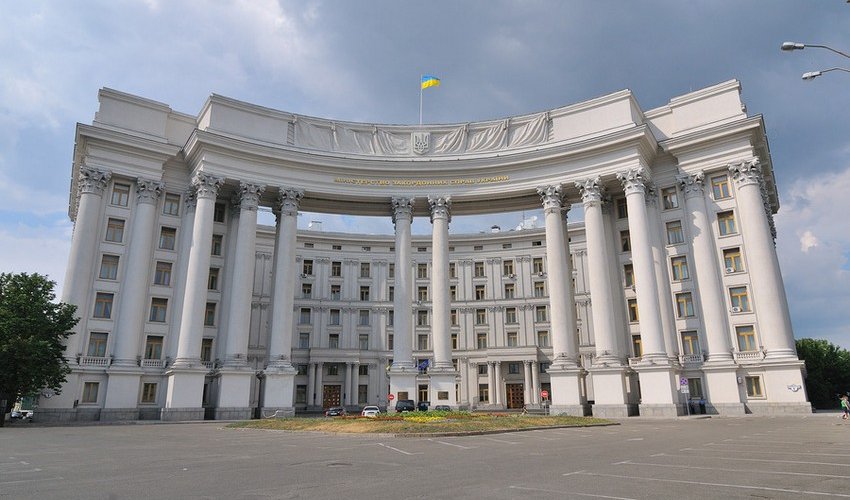 МИД Украины: Наши посольства и консульства в 12 странах уже получили 21 угрозу МИД Украины: Наши посольства и консульства в 12 странах уже получили 21 угрозу