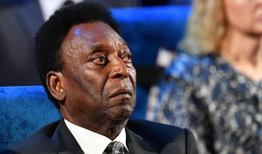 Football legend Pele says goodbye to family and friends