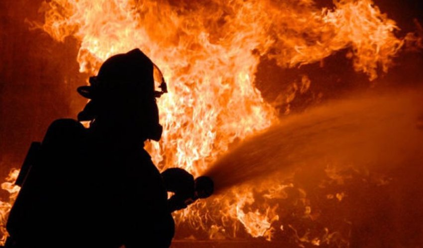 В многоэтажном жилом здании Баку произошел пожар В многоэтажном жилом здании Баку произошел пожар