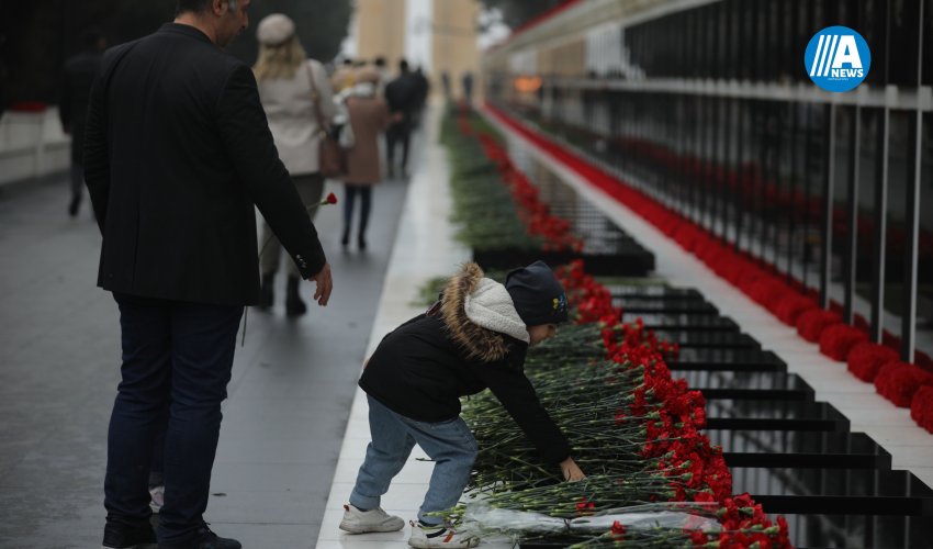 Azərbaycan xalqı 20 Yanvar şəhidlərini yad edir - FOTOREPORTAJ