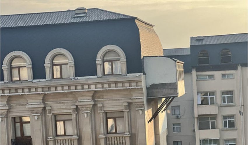 В Баку сносится пристроенный к мансарде здания дополнительный балкон В Баку сносится пристроенный к мансарде здания дополнительный балкон
