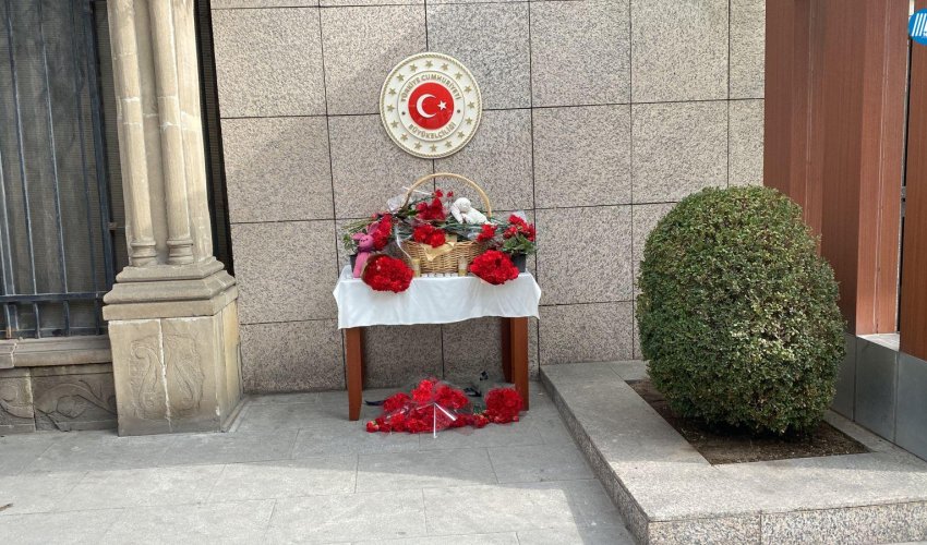Azərbaycanlılar Türkiyə səfirliyin önünə ziyarətə gəlir - FOTOLAR Azərbaycanlılar Türkiyə səfirliyin önünə ziyarətə gəlir - FOTOLAR