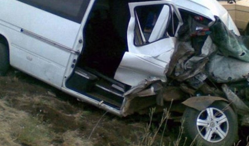 Sumqayıtda mikroavtobusla yük maşını toqquşdu - Yaralılar var