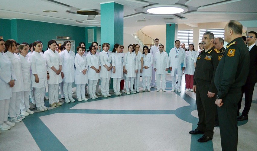 Müdafiə naziri Baş Klinik Hospitalda olub, hərbi həkimləri təbrik edib Müdafiə naziri Baş Klinik Hospitalda olub, hərbi həkimləri təbrik edib