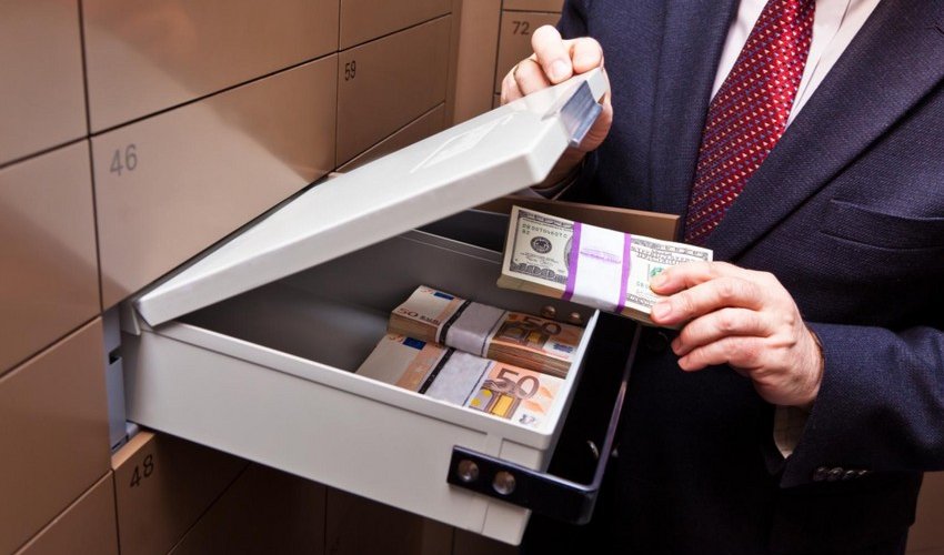 Bakıda müştərilərin banka qoyduğu 316 min manat və 32 min dollar depoziti oğurlanıb