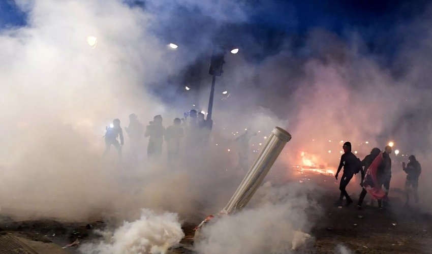 В Париже полиция применила слезоточивый газ против участников демонстрации В Париже полиция применила слезоточивый газ против участников демонстрации