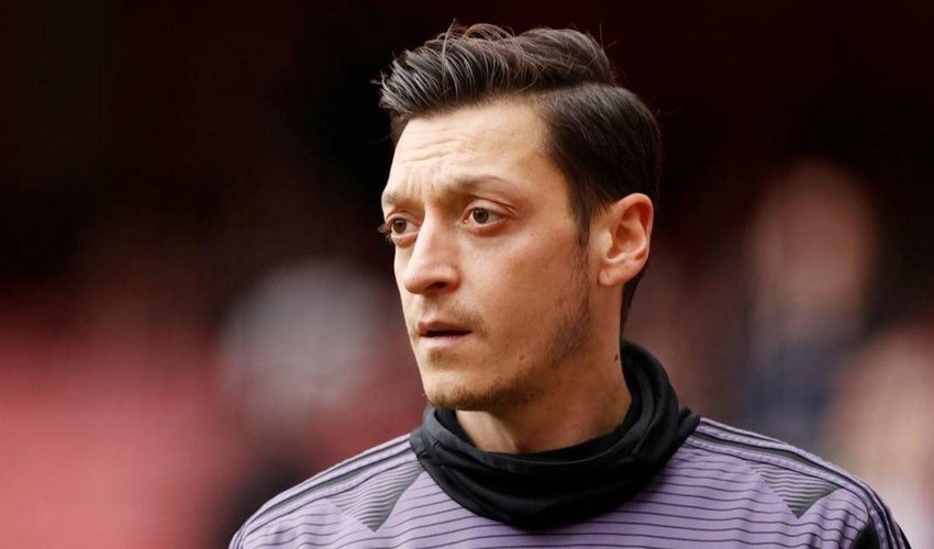 Mesut Özil karyerasını başa vurduğunu açıqlayıb