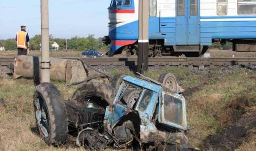Şabranda qatarla traktor toqquşub, ölən var Şabranda qatarla traktor toqquşub, ölən var