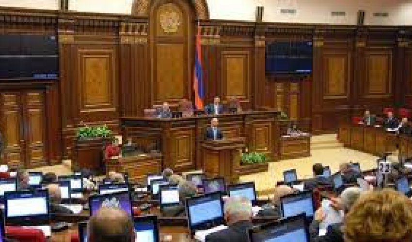 Ermənistanda deputatlar arasında dava olub Ermənistanda deputatlar arasında dava olub