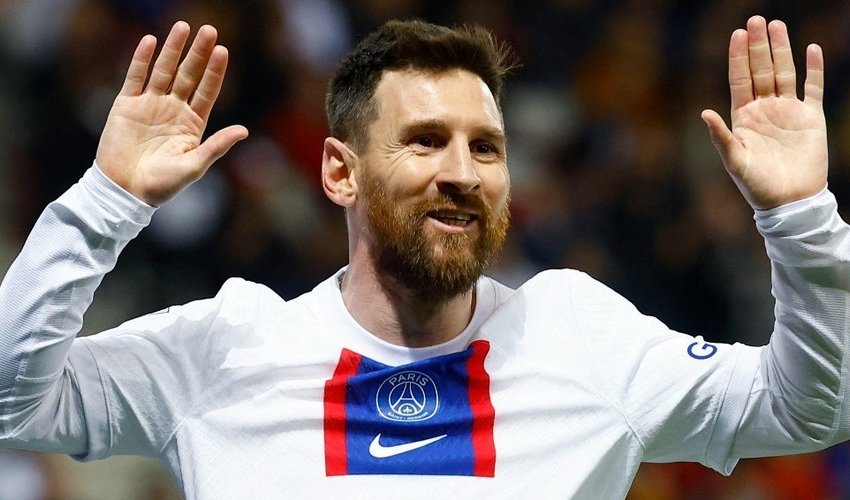 Messi invites fan who stood at home for 10 hours to visit