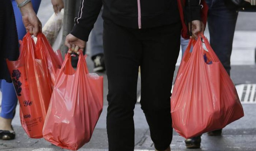 Mağazalarda polietilen torbaların pullu olması istehsalı kəskin azaldıb