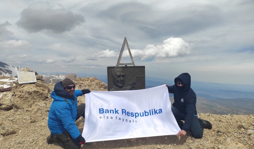 Bank Respublika əməkdaşları “Heydər zirvəsi”nə yürüş ediblər