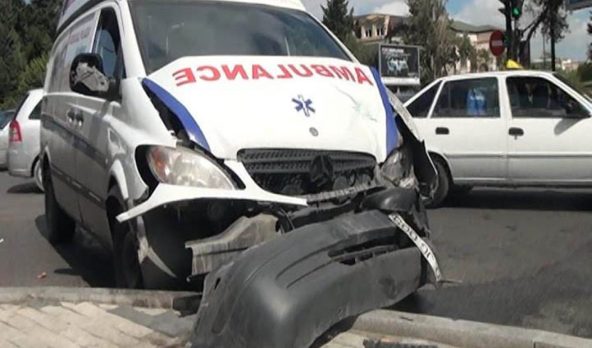 Ambulans aşdı, xəstə öldü - Tibb işçiləri yaralandı 