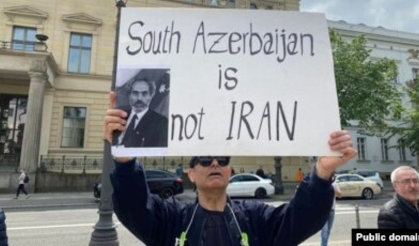 Berlində Xordad hadisələrinin ildönümü ilə əlaqədar Azərbaycan bayrağı dalğalandırılıb