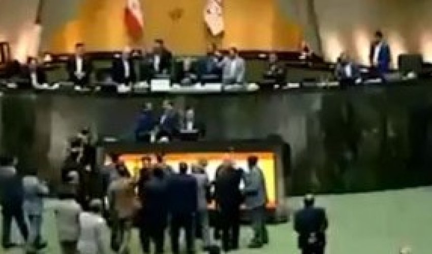 İran parlamentində dava düşüb