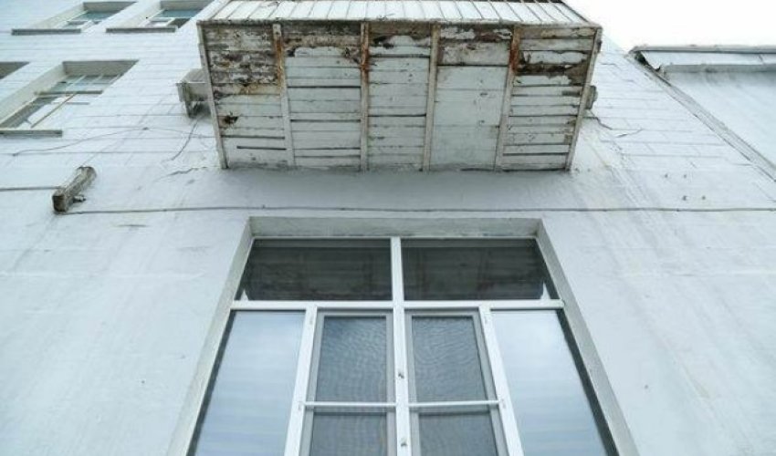 Bakıda qızın başına beton parçası düşüb Bakıda qızın başına beton parçası düşüb