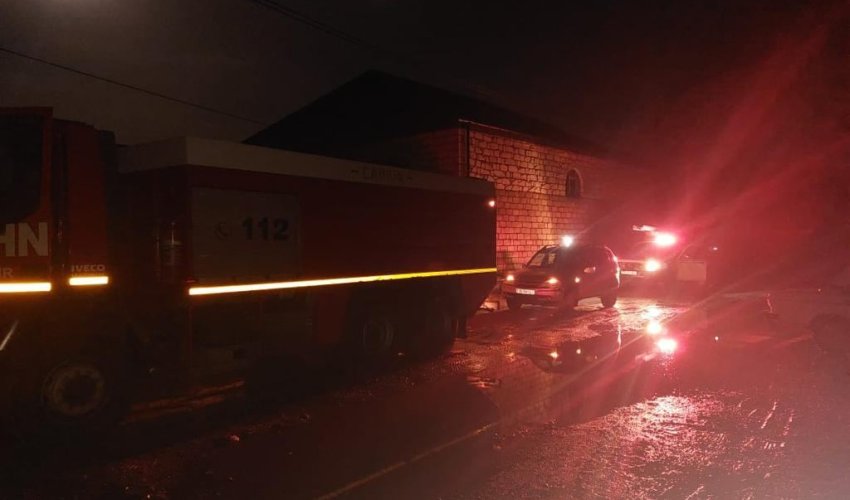 В Шамкирcком районе в связи с ливнем подтоплены жилые дома В Шамкирcком районе в связи с ливнем подтоплены жилые дома
