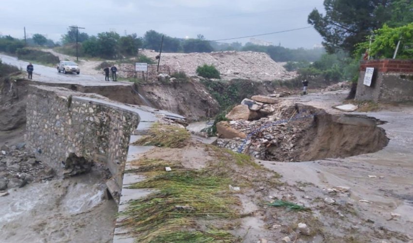 Türkiyədə sel nəticəsində yol çöküb, evlər su altında qalıb - FOTO Türkiyədə sel nəticəsində yol çöküb, evlər su altında qalıb - FOTO