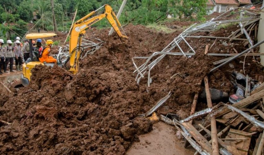 Çində torpaq sürüşməsi nəticəsində 19 nəfər ölüb Çində torpaq sürüşməsi nəticəsində 19 nəfər ölüb