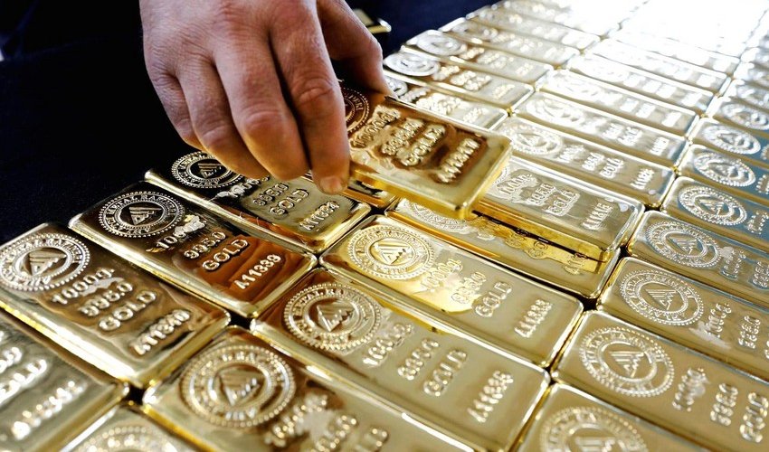 Gold falls in price slightly amid strengthening dollar