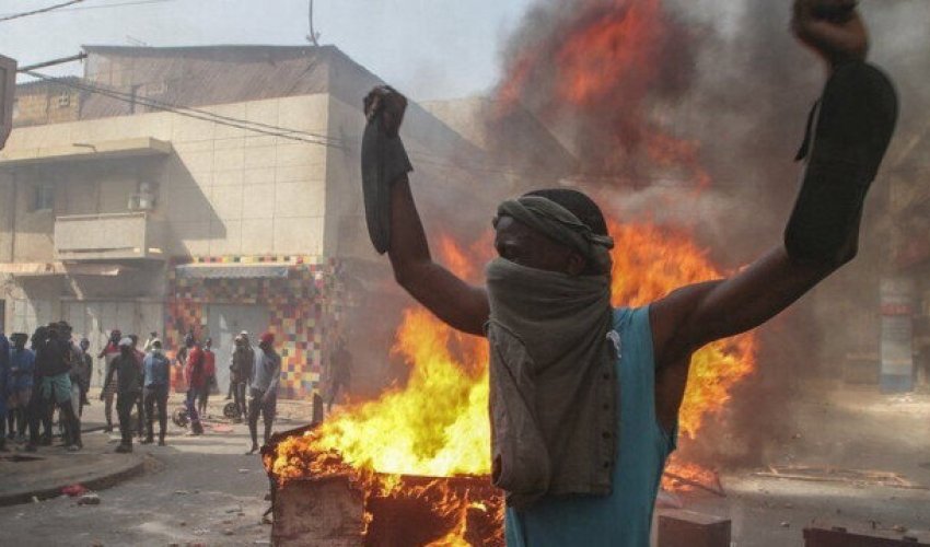 Seneqalda nümayişlər Fransa bayrağının yandırılması ilə müşayiət olunub