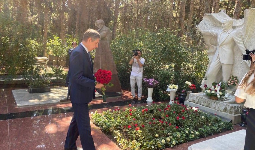 Russian envoy to Azerbaijan lays wreath at Muslim Magomayev's grave