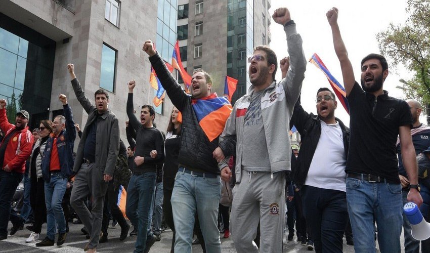 Protest action taking place in front of Armenian parliament, government's resignation demanded Protest action taking place in front of Armenian parliament, government's resignation demanded