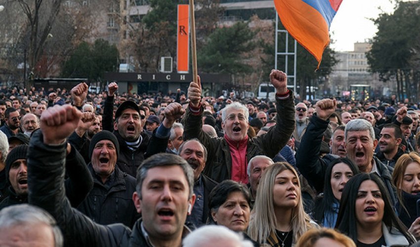 Ermənistanda aksiya zamanı partiya sədri saxlanılıb