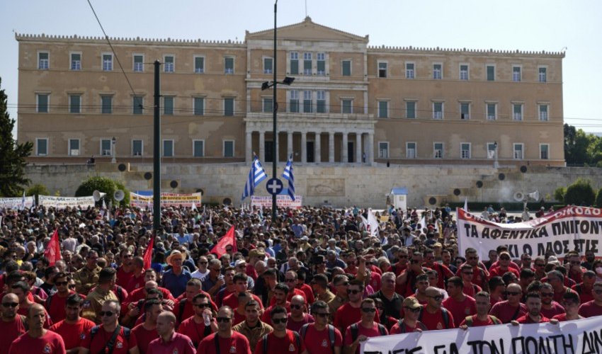 Рабочий день в Греции продлен до 13 часов