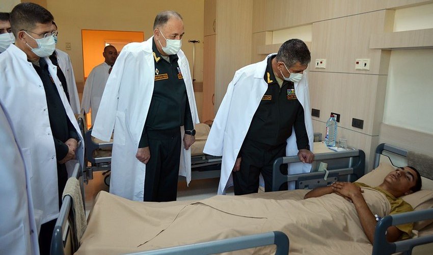 Müdafiə naziri antiterror tədbirləri zamanı yaralanan hərbi qulluqçularla görüşüb