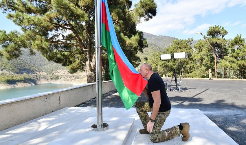 İlham Əliyev Sərsəng su anbarının ərazisində Azərbaycanın Dövlət Bayrağını ucaldıb -Yenilənib