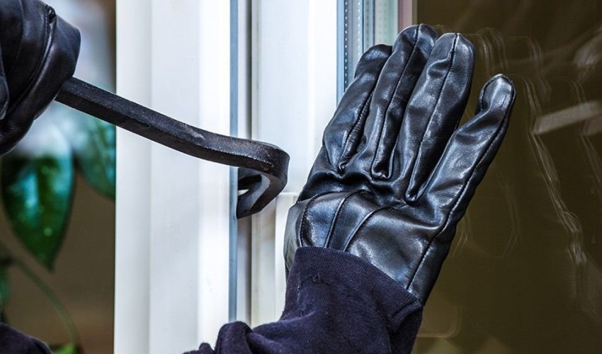 Bakıda evdən 10 min manatlıq oğurluq edilib