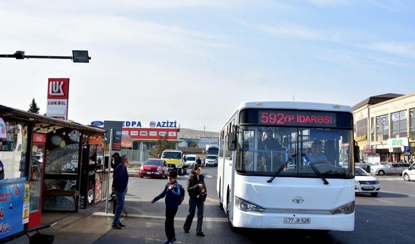 В Баку еще два автобусных маршрута переходят на безналичную оплату В Баку еще два автобусных маршрута переходят на безналичную оплату