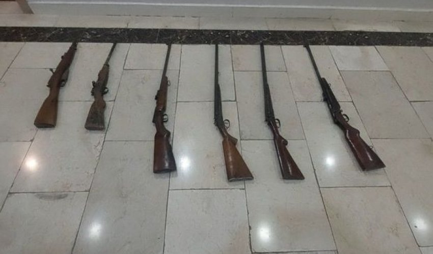 Qazaxda vətəndaşlar qanunsuz saxlanılan ov silahlarını polisə təhvil veriblər Qazaxda vətəndaşlar qanunsuz saxlanılan ov silahlarını polisə təhvil veriblər