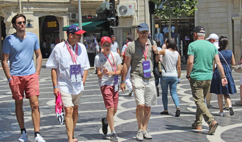 Azərbaycana səfər etmiş turistlərin sayı artıb Azərbaycana səfər etmiş turistlərin sayı artıb