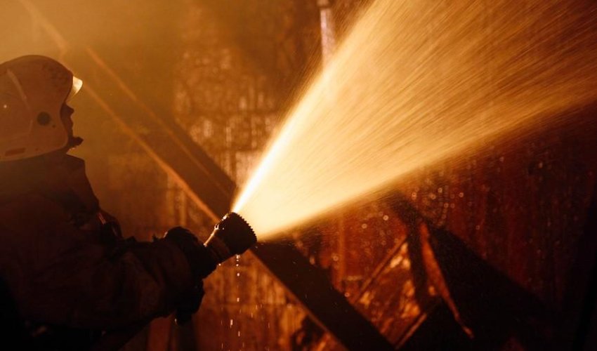 В Баку в доме и прилегающем к нему магазине произошел пожар В Баку в доме и прилегающем к нему магазине произошел пожар