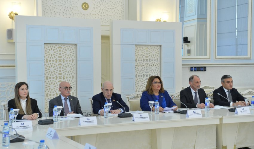 Milli Məclisdə ictimai dinləmə keçirilib Milli Məclisdə ictimai dinləmə keçirilib