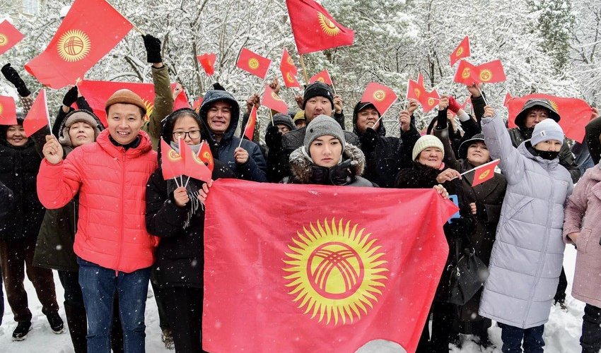 Bişkekdə Qırğızıstan bayrağının dəyişdirilməsinə qarşı mitinq keçirilib Bişkekdə Qırğızıstan bayrağının dəyişdirilməsinə qarşı mitinq keçirilib