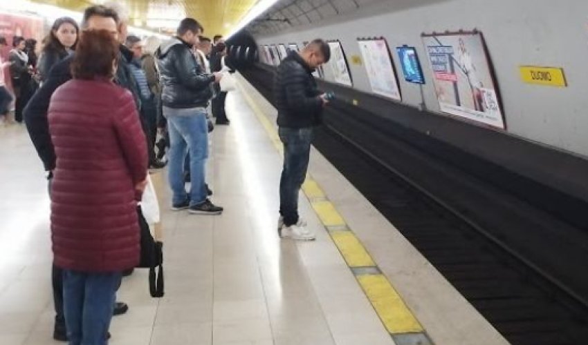 Юная румынка ограбила азербайджанца в миланском метро Юная румынка ограбила азербайджанца в миланском метро