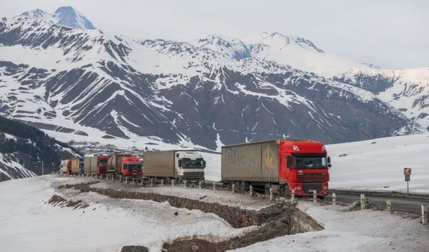 Gürcüstanda əlverişsiz hava şəraiti səbəbindən Türkiyəyə gedən yol bağlanıb